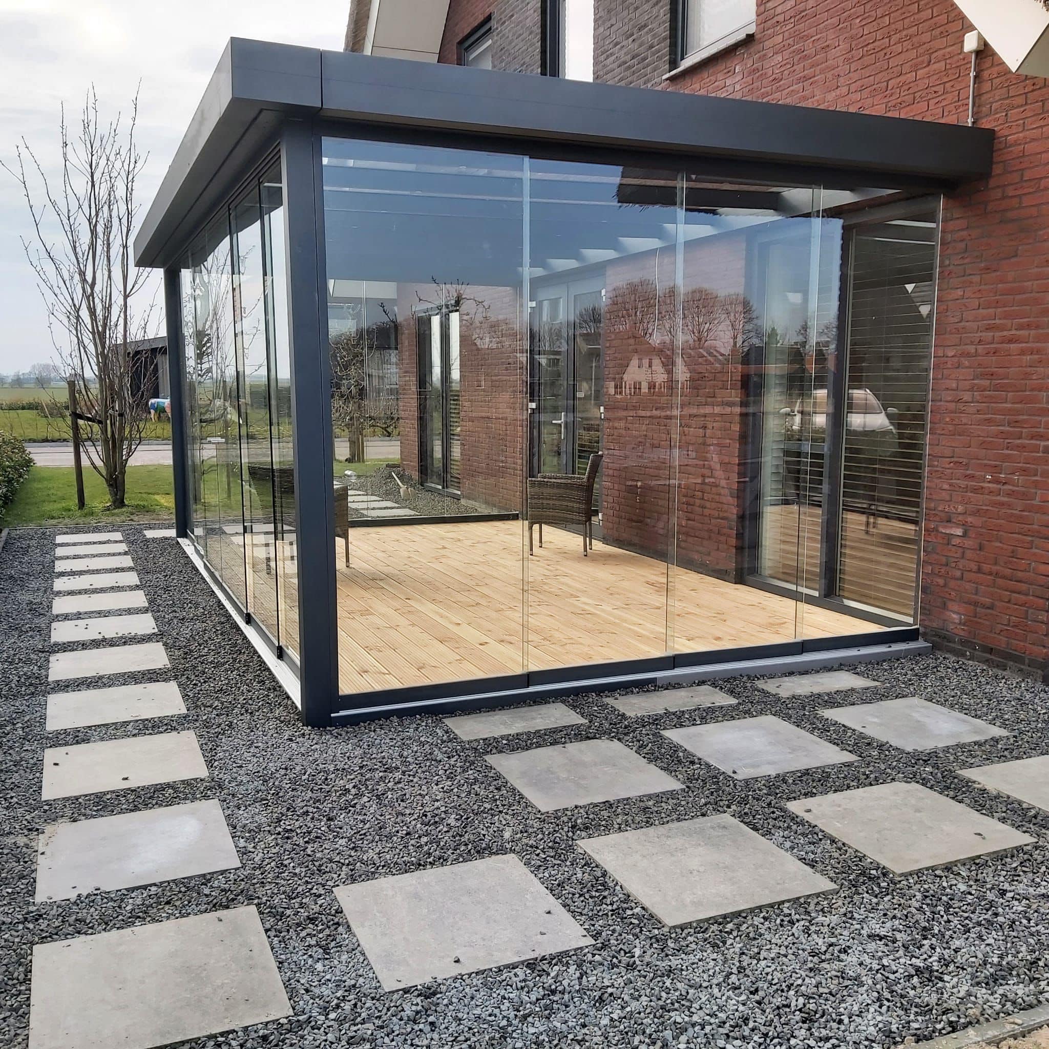 flatroof met dichte glazen wand